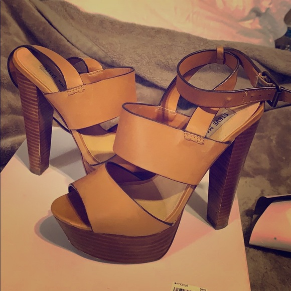 Women Heels - Picture 2 of 5